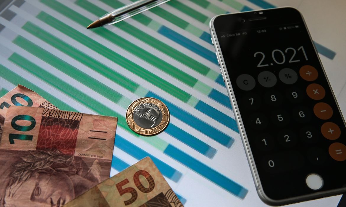 Superávit não impede pressão da dívida