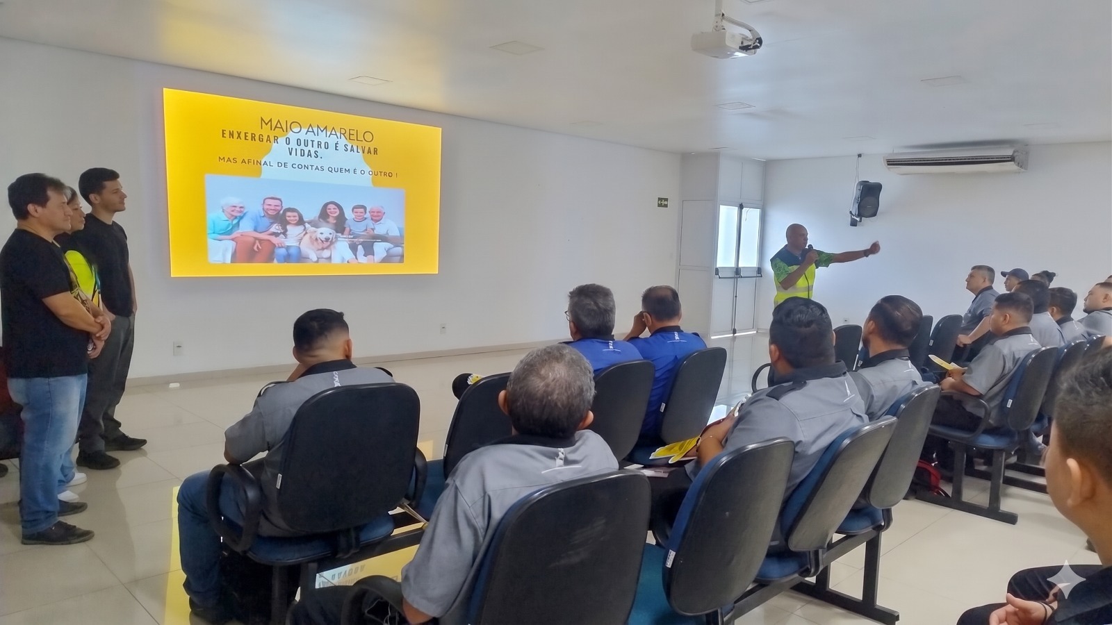 Motoristas recebem materiais educativos sobre trânsito em Manaus