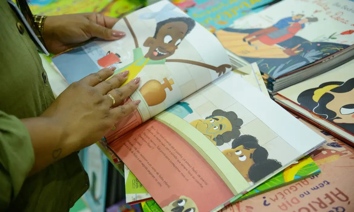 Projeto da Bienal aproxima escritores de alunos