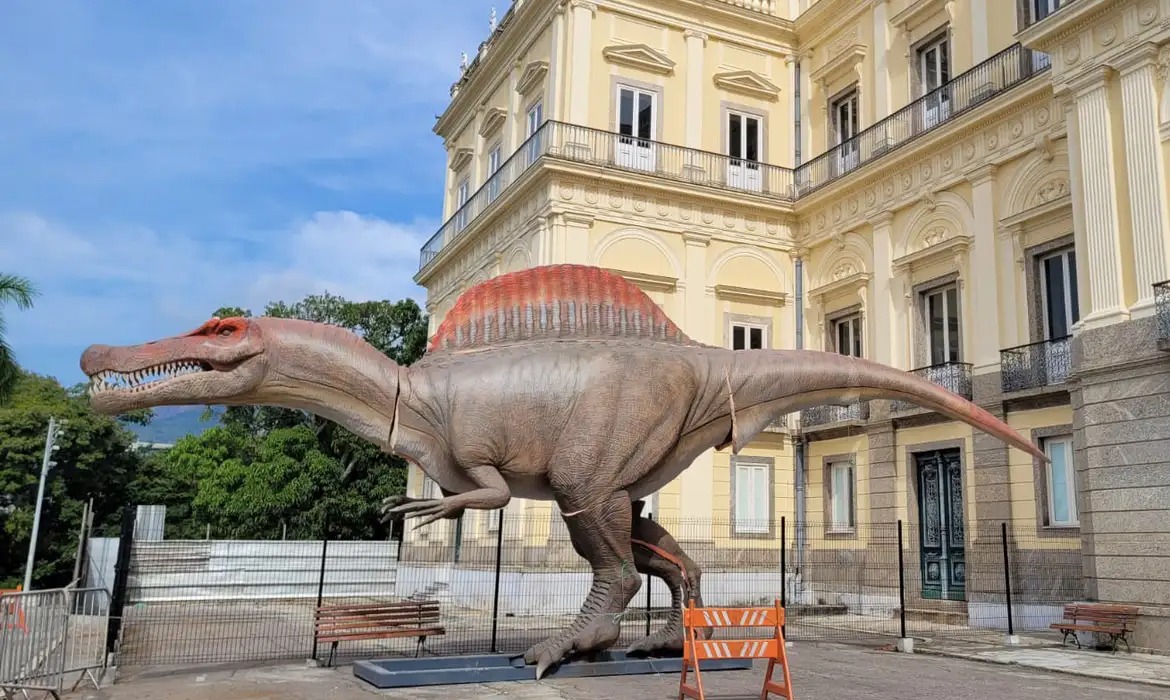 O que vai acontecer com o dinossauro gigante
