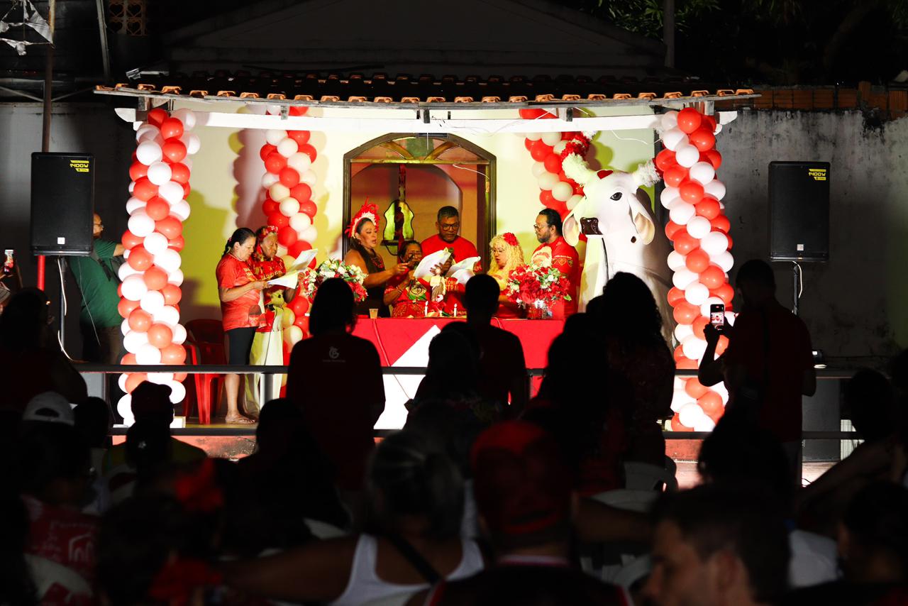 O cortejo que transforma as ruas de Parintins em festa