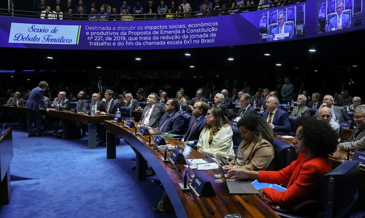 Jornada de trabalho e PEC da escala 6x1 dominam debate no Senado