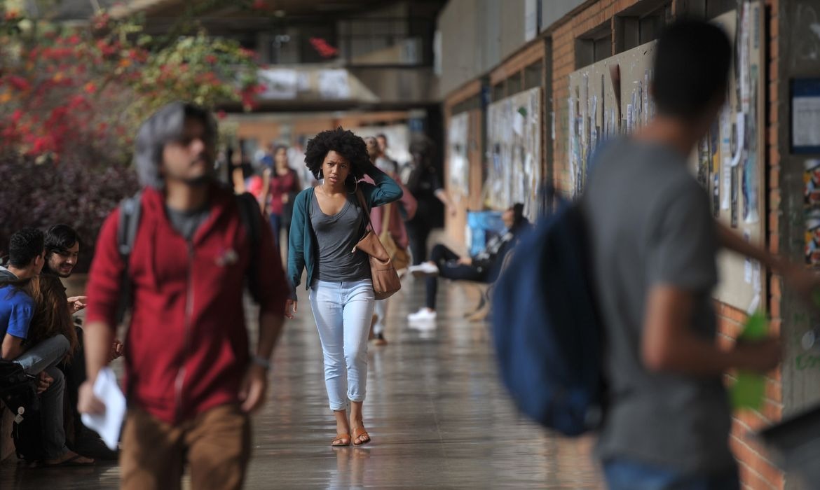 MEC aponta desafios de estudantes com filhos nas universidades