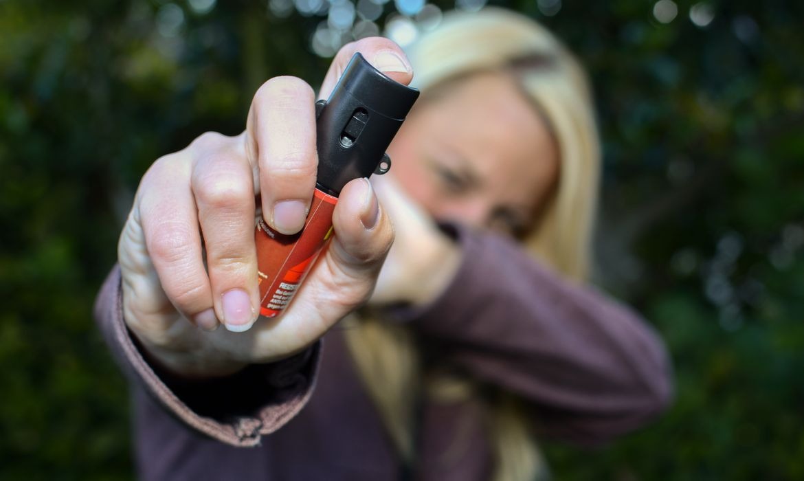 Debate sobre spray de pimenta feminino cresce no Brasil