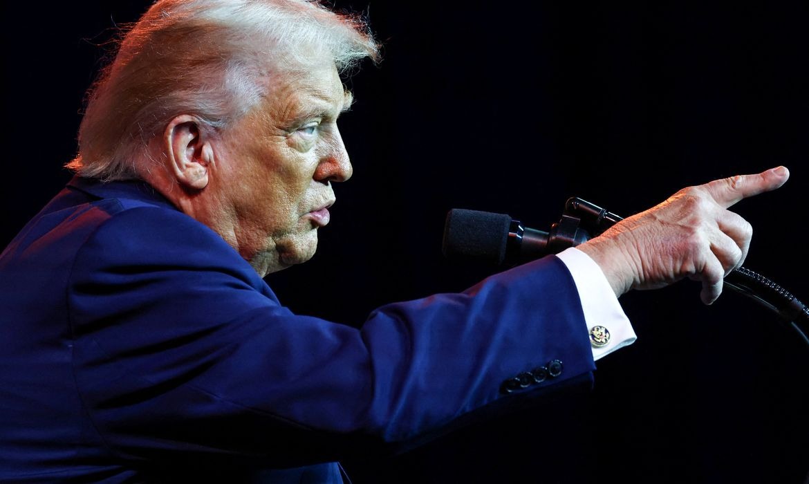 Debate eleitoral nos EUA é retomado por Trump