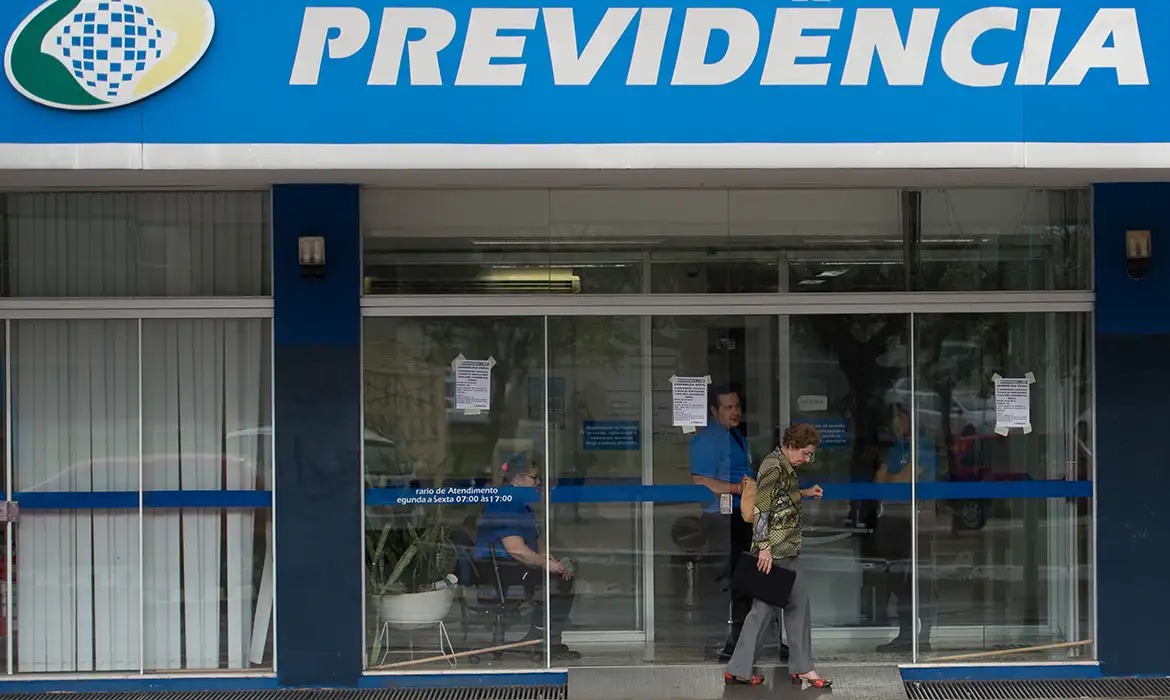 INSS: beneficiários devem consultar canais oficiais sobre ressarcimento