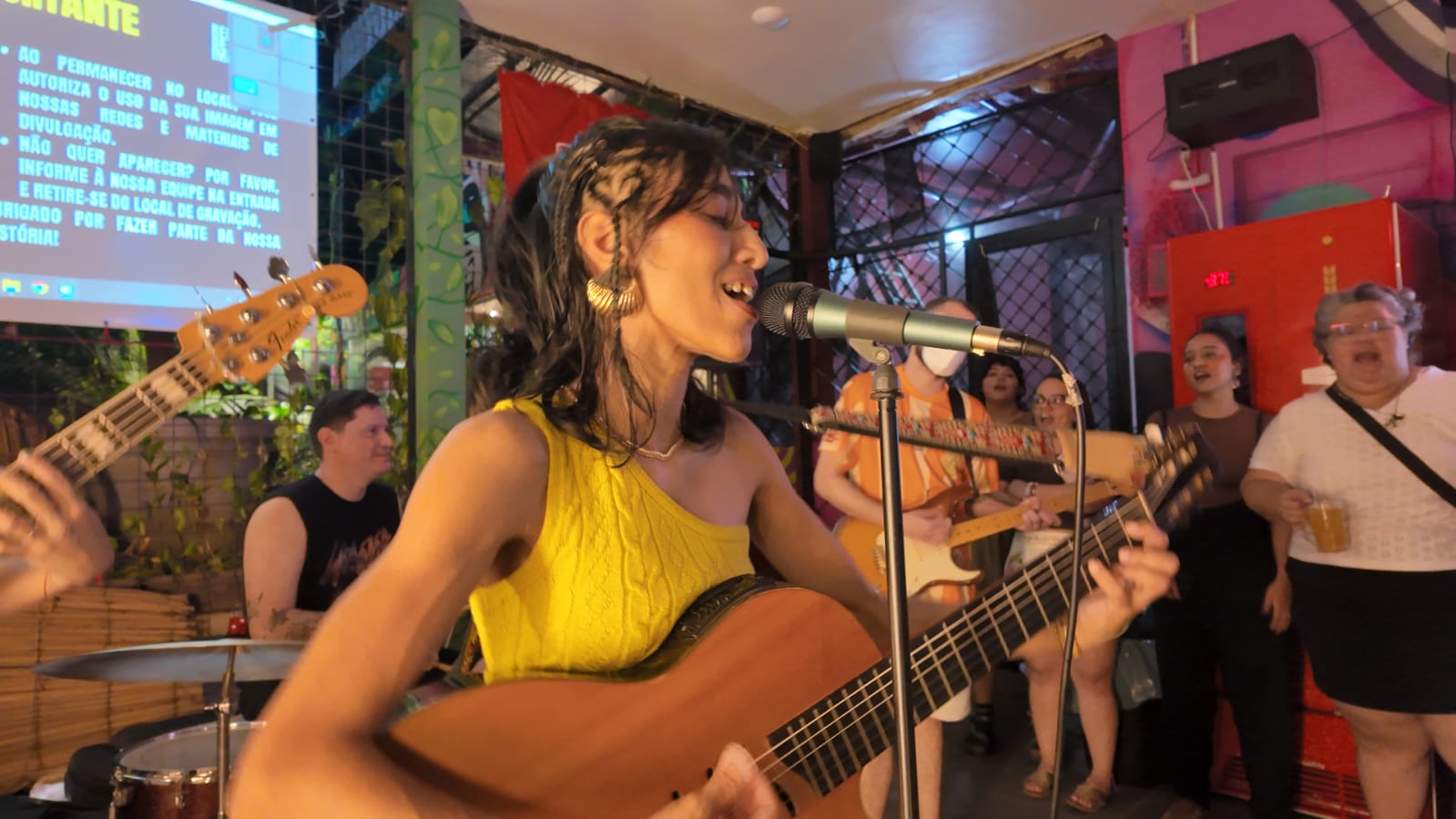 Uma Póvoas celebra carreira solo com novo álbum autoral