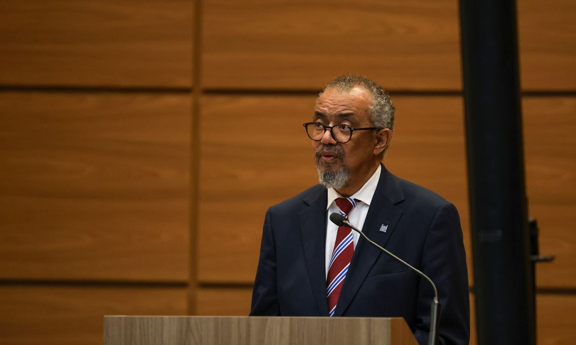 Ebola tem baixo risco global, mas vigilância continua