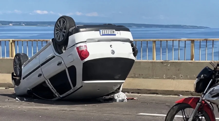Ponte Rio Negro registra colisão com capotamento