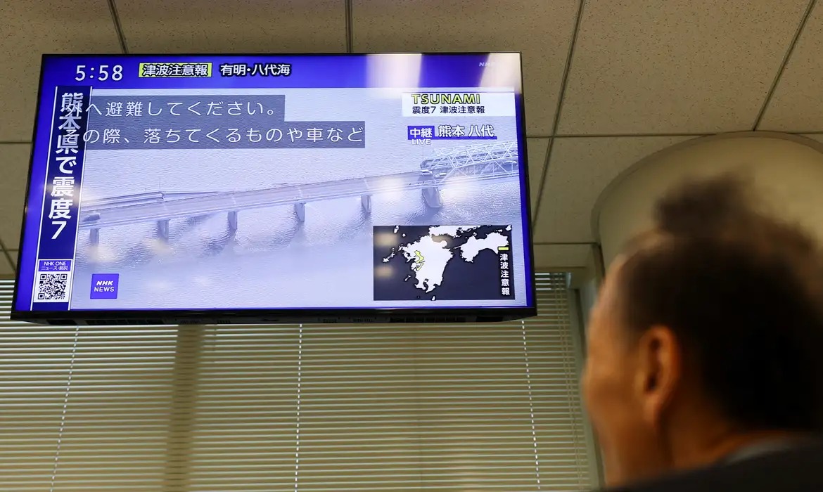 Equipes trabalham no resgate após terremoto no Japão