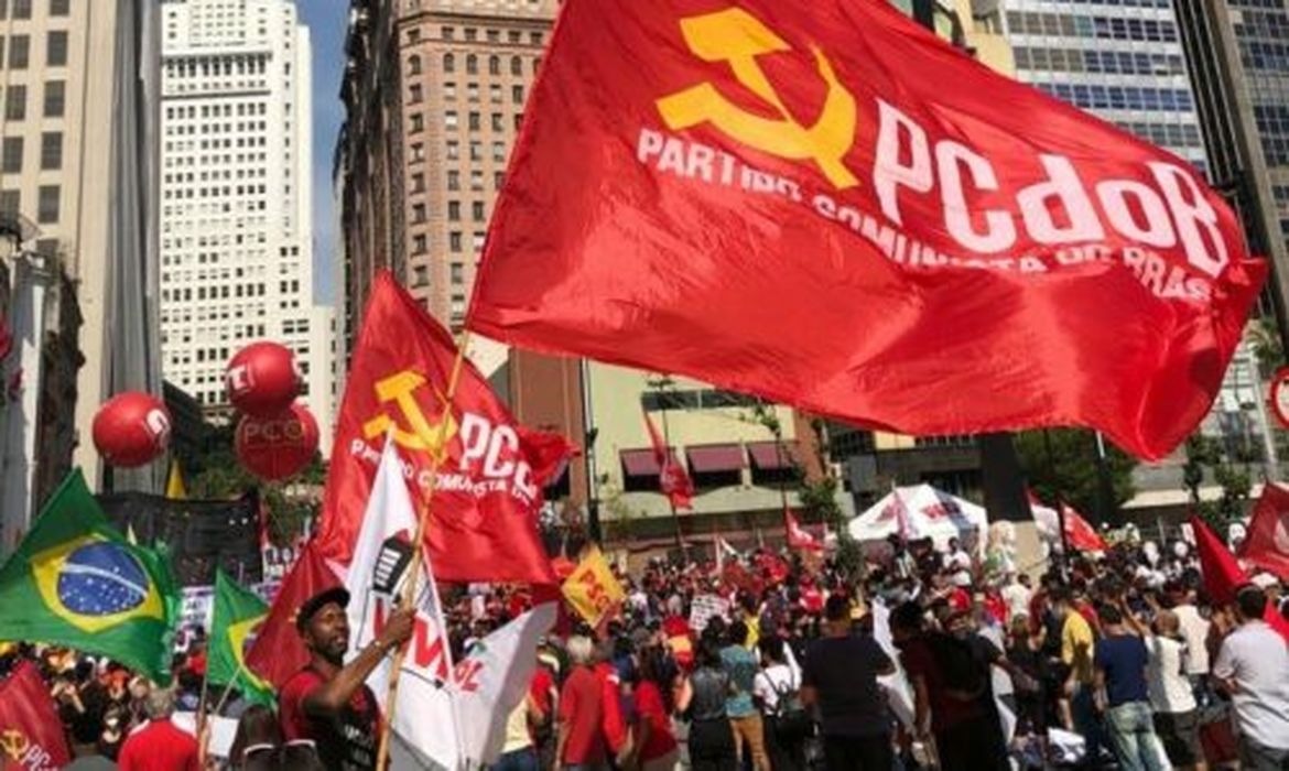 Apoio oficial do PCdoB amplia articulação política em torno da candidatura de Lula e movimenta alianças para as eleições de 2026.