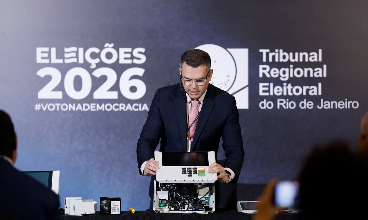 TRE-RJ demonstra urna eletrônica antes das Eleições 2026