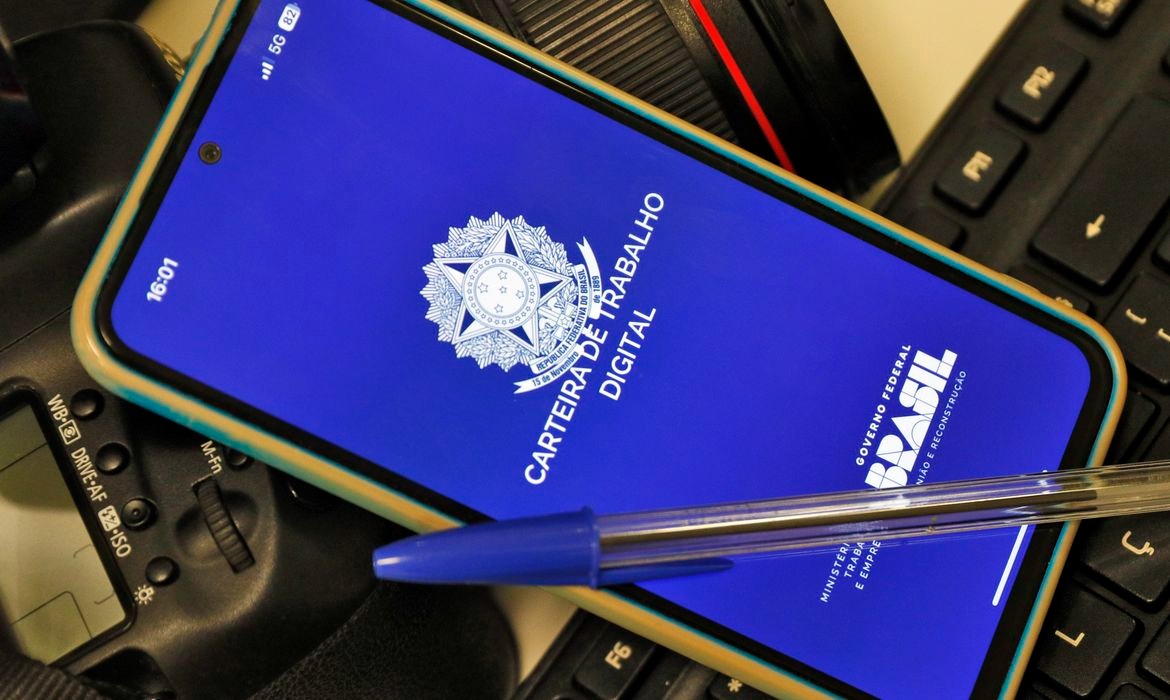 Desemprego de longa duração cai 15,6%