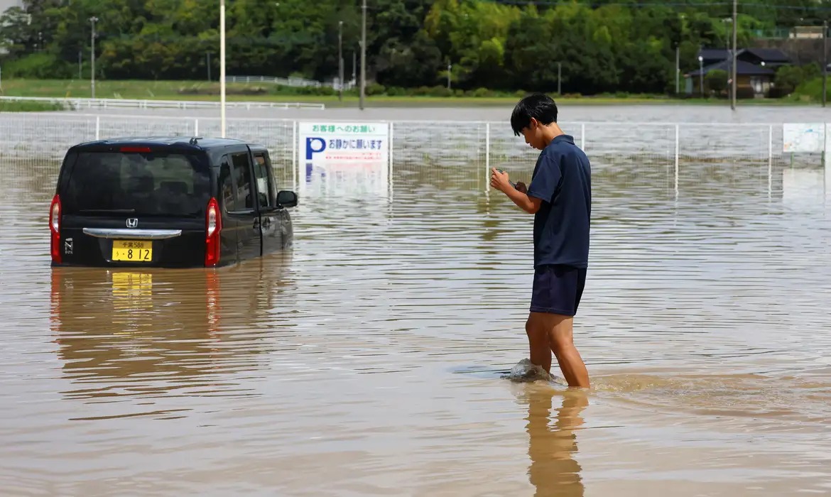 Chuvas causam apagões e alagamentos em Chiba