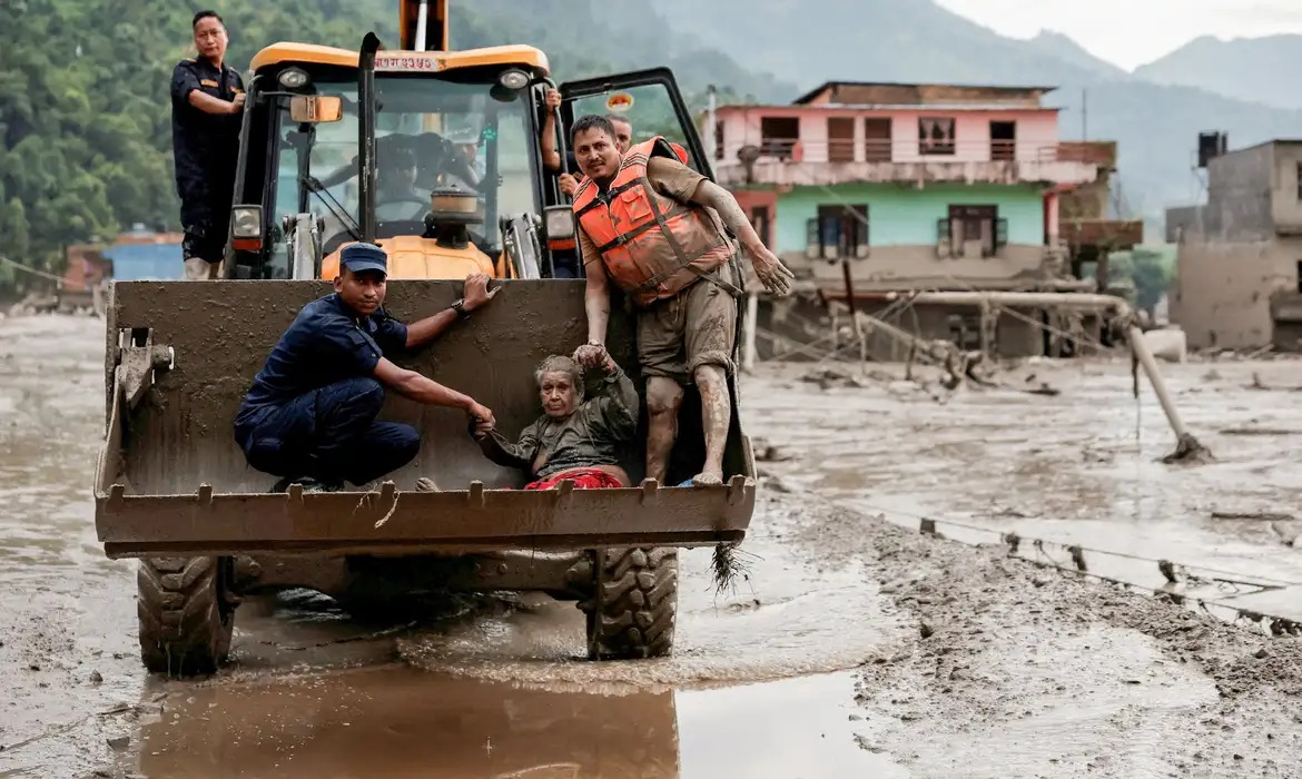 Avalanche pode ter provocado inundação no Nepal