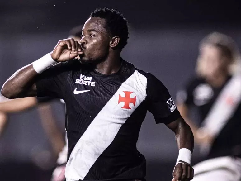 Léo Jardim garante vitória do Vasco