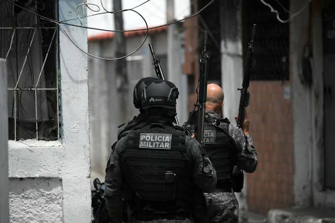 Operação da Polícia Civil é seguida por bloqueios na Mangueira