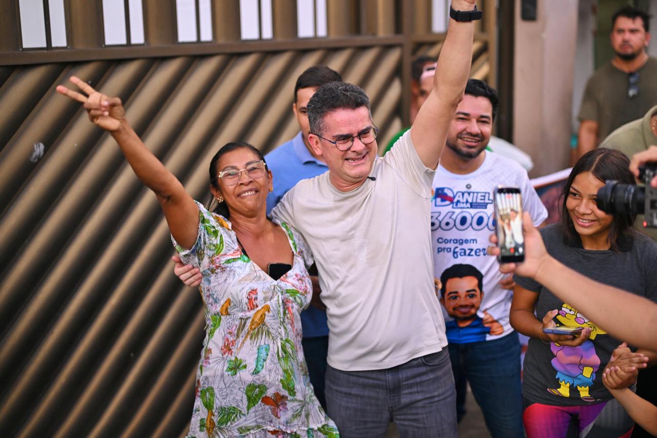 David Almeida conversa com moradores do Santa Etelvina