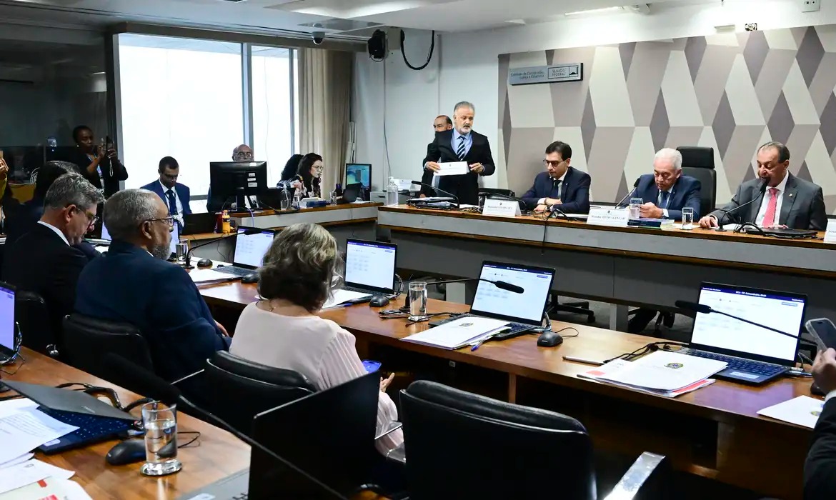 CCJ aprova mudanças na jornada de trabalho