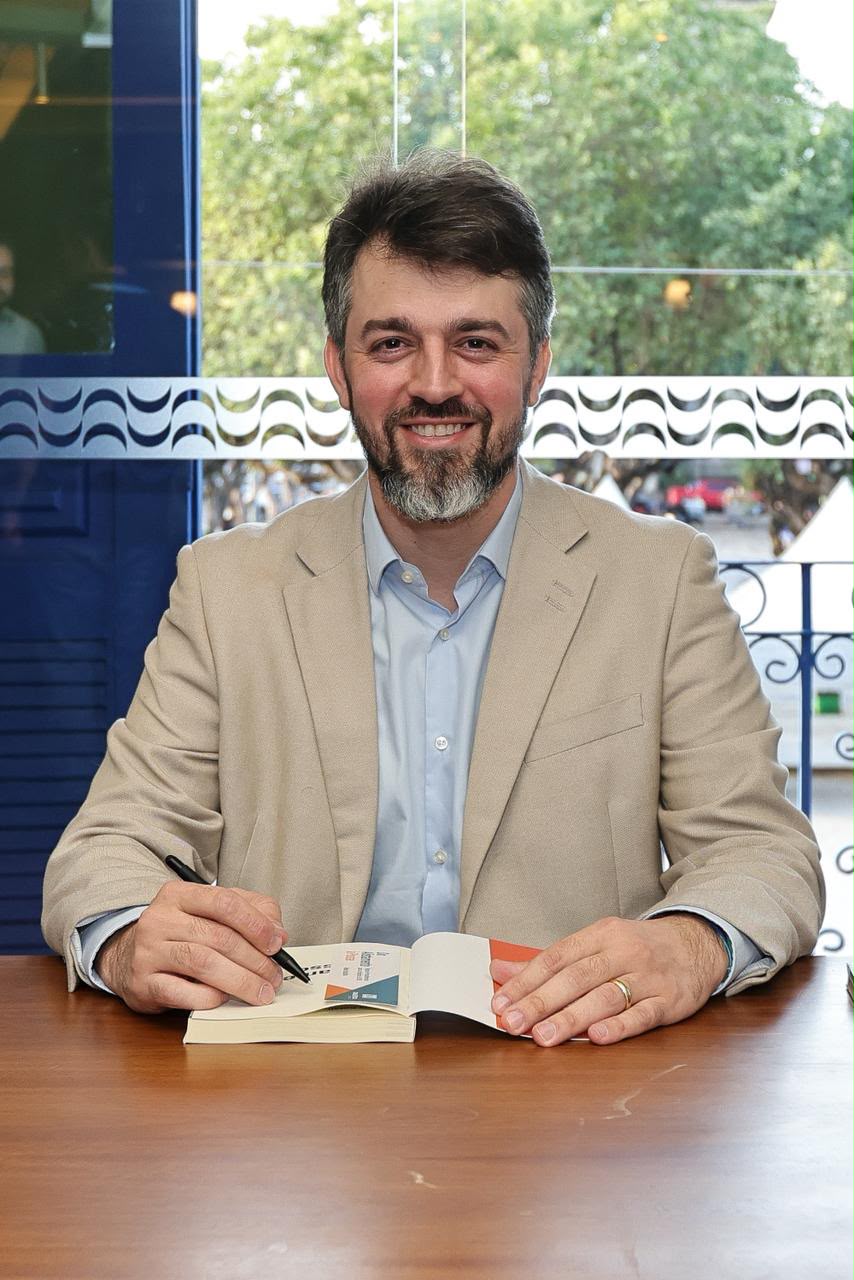 Marco Aurélio Choy apresenta livro de Alexis Kotsifas sobre processo eleitoral