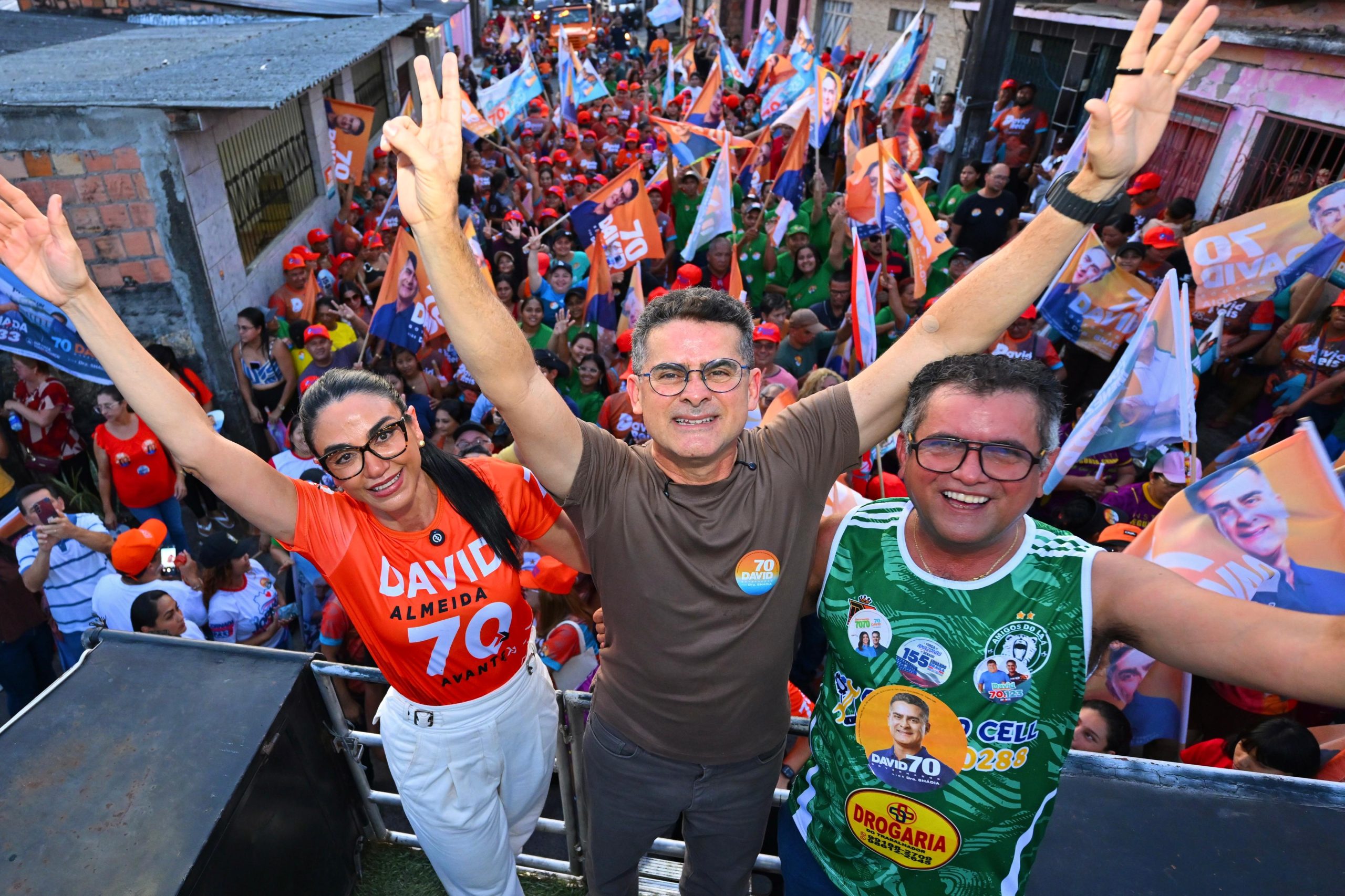Caminhada de David Almeida reúne apoiadores no Mutirão, zona Norte de Manaus