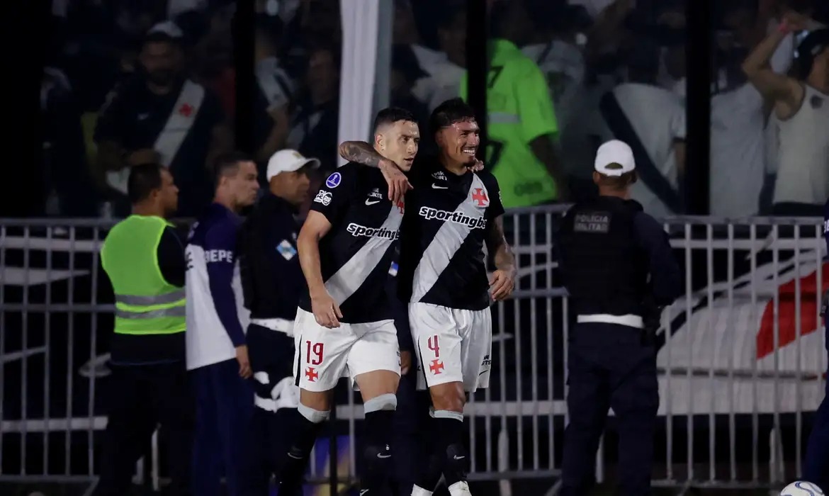 Puma Rodríguez dá assistência e Vasco derrota Santa Fe na Copa Sul-Americana