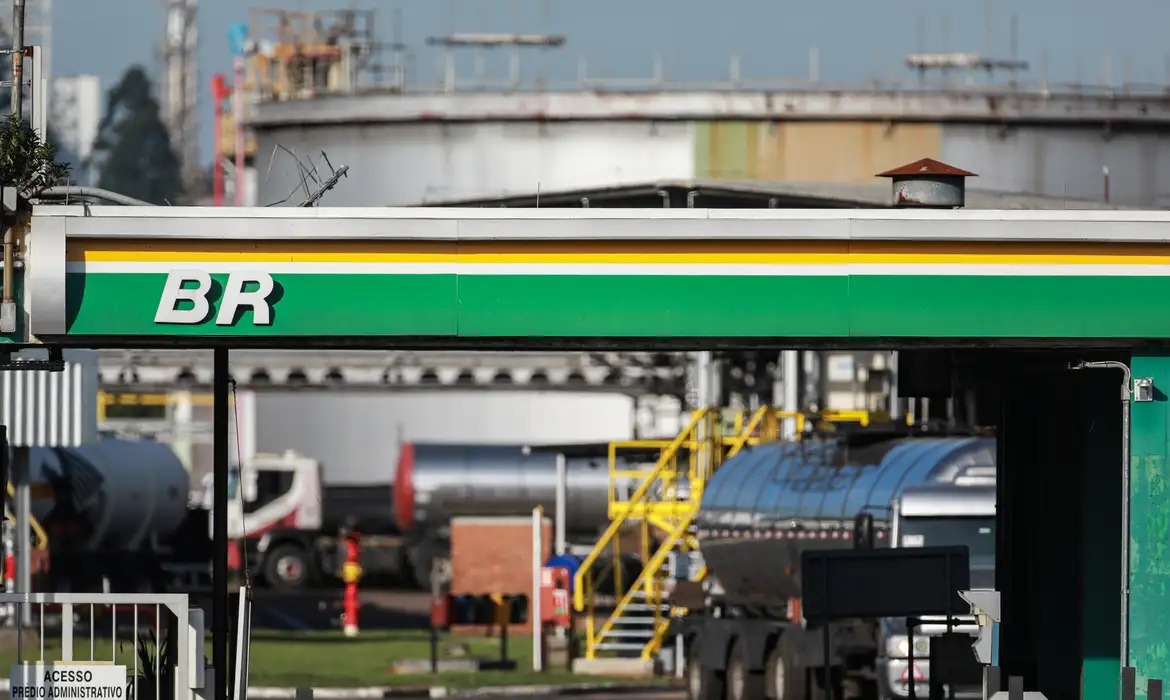 Diesel: entenda como reajuste de R$ 1 é anulado por desconto federal