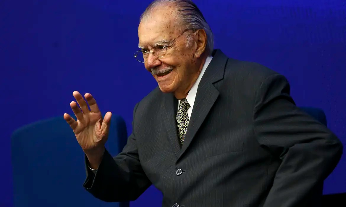 José Sarney está internado com pneumonia bacteriana em SP